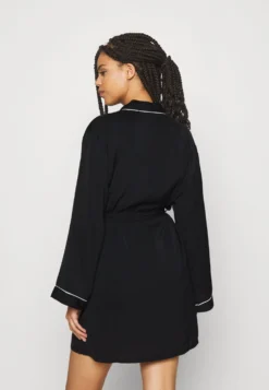 Anna Field Amanda Satin Dressing Gown - Badjas - Black 10 Anna Field Amanda Satin Dressing Gown - Badjas - Black -Anna Field 2ed7ad8212184e4ca1dc1b97ba75f567 scaled