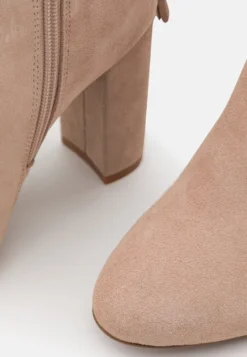 Leather - Laarzen Met Hoge Hak - Beige 11 Leather - Laarzen Met Hoge Hak - Beige -Anna Field 46cb7ba4b24644c79690a3cae899d54e scaled