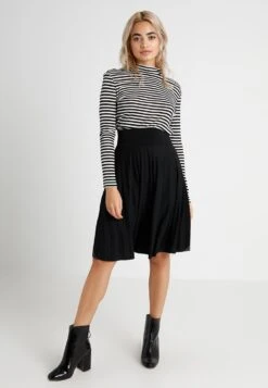 Anna Field -Anna Field a2518f9e05b3479da45c4f1ec0fc30e3